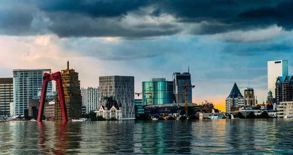 Sular altında Kalan Rotterdam, Hollanda şehir siluetinin dijital manipülasyonu