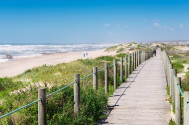 Praia da Frente Azul 'da tahta tahta kaldırım, İngilizcede deniz kıyısındaki tatil beldesi Espinho' nun mavi plaj cephesi.