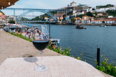 Porto Douro Nehri üzerinde Cais da Ribeira bakan kırmızı şarap bardağı, Portekiz