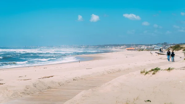 Люди прогулянку дерев'яною дощатий в Praia Da Frente Azul, в англійській Blue Beach фронт в приморському курорті Espinho — стокове фото