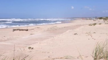 Praia da Frente Azul 'da tahta tahta kaldırım, İngilizce deniz kıyısındaki Espinho, Portekiz tatil beldesinde mavi sahil cephesi.