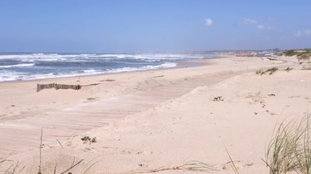 Praia da Frente Azul 'da tahta tahta kaldırım, İngilizce deniz kıyısındaki Espinho, Portekiz tatil beldesinde mavi sahil cephesi. — Stok video