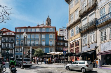 İnsanlar Porto tarihi merkezinde güneşli bir öğleden sonra kafe terasında oturup - Unesco Dünya Mirası