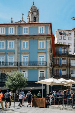 İnsanlar Porto tarihi merkezinde güneşli bir öğleden sonra kafe terasında oturup - Unesco Dünya Mirası