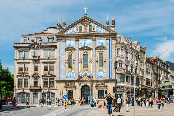 Almeida Garrett Meydanı'nda Santo Antonio dos Congregados Kilisesi. Tipik Portekiz mavi karoları ile dekore edilmiş barok mimari. Unesco Dünya Mirası