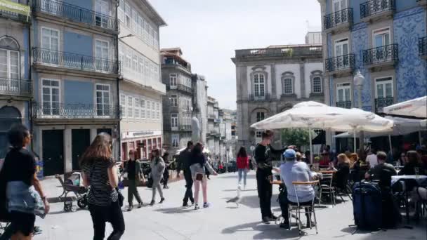 A forgalmas sétálóutca időmegszűnése Porto történelmi központjában, Portugáliában — Stock videók