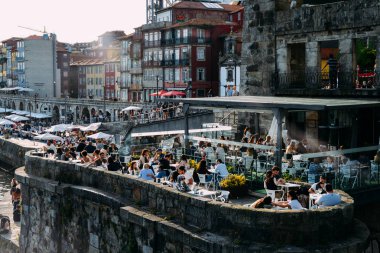 Ünlü Ribeira semtindeki tarihi Porto bar ve restoranları, yerel yemekler ve şaraplarla dünyanın dört bir yanından gelen turistleri cezbediyor.