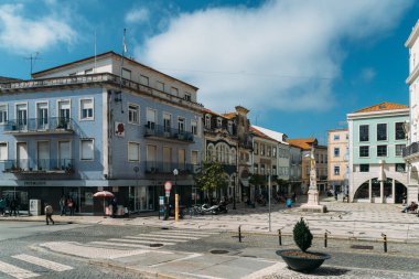 Portekiz'in Aveiro şehrinde Art Nouveau mimari tarzı güzel eski cepheler binalar görünümü