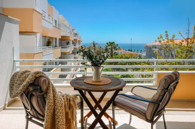 Canlı bir sahil ortamında renkli çiçekler ile güzel boş özel tatil balkon