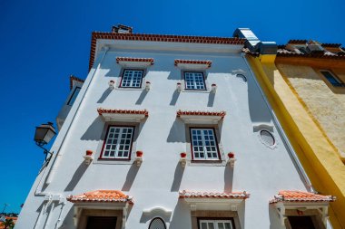Portekiz, Cascais 'de kahverengi saksılarla bembeyaz ev cephesi