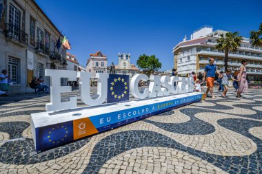 Cascais'i ziyaret eden ve yaklaşan Avrupa Birliği seçimlerini hatırlatan ana Kent Meydanı'nda imzaat