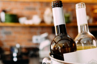 Kopya alanı ile barda Şarap Şişeleri