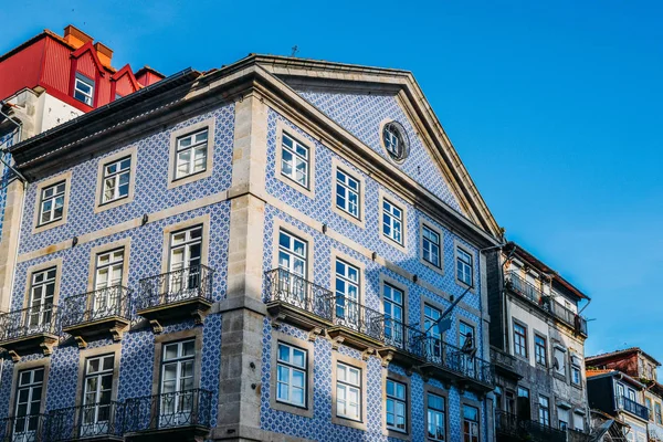 Fachada histórica tradicional en Oporto decorada con azulejos azules, Portugal — Foto de Stock