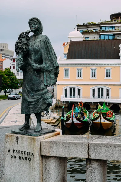 IJzeren standbeeld naast een gracht en Moliceiros in Aveiro, Portugal — Stockfoto