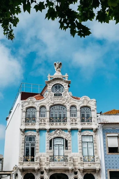 ポルトガルのアヴェイロ市のアールヌーボー建築様式の美しい古いファサードの建物の眺め — ストック写真