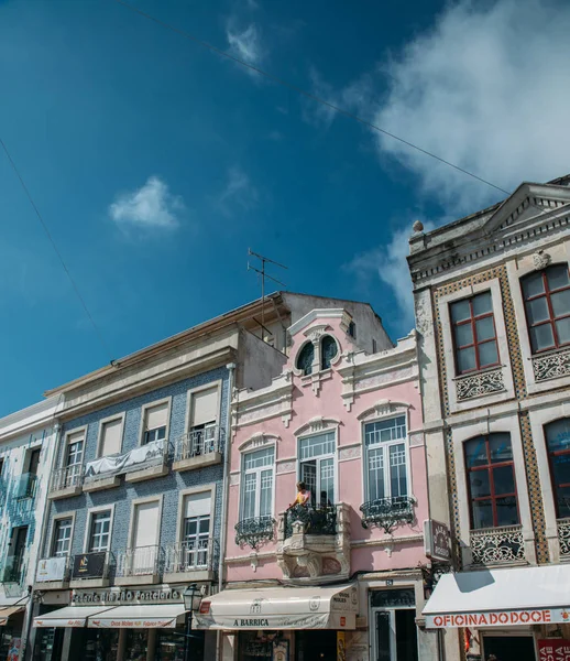 Vista de los hermosos edificios de fachadas antiguas en estilo arquitectónico Art Nouveau en la ciudad de Aveiro en Portugal — Foto de Stock