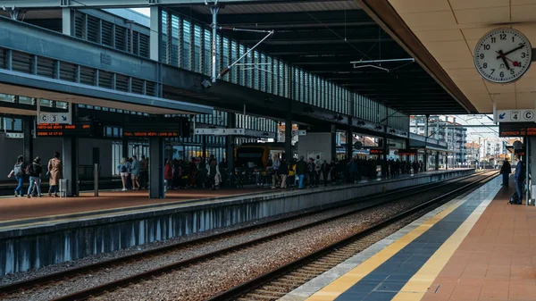 Perron op het treinstation van Aveiro, Portugal, Europa — Stockfoto