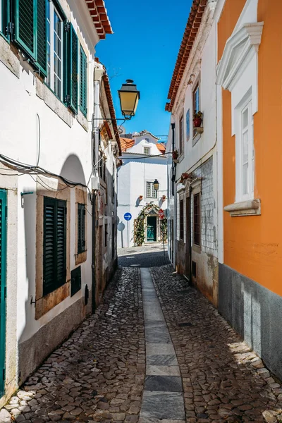 Pequena rua estreita de paralelepípedos entre casas caiadas e muros na cidade velha Cascais, Portugal — Fotografia de Stock