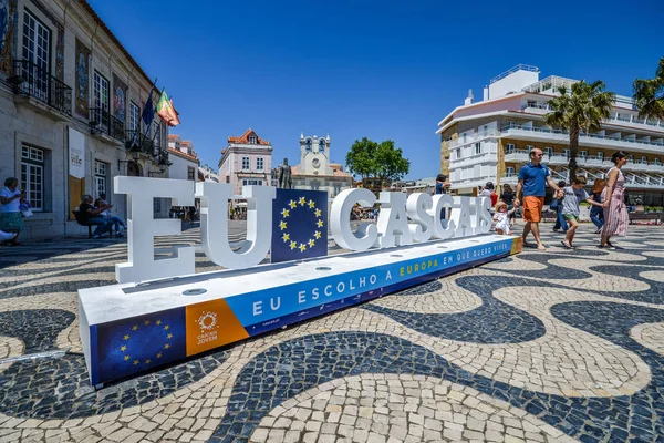 Firme en la plaza principal de la ciudad dando la bienvenida a los visitantes a Cascais y recordándoles las próximas elecciones de la Unión Europea — Foto de Stock