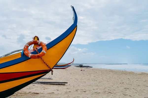 Typische kleurrijke Moliceiro vissersboten op het strand in Espinho, Portugal — Stockfoto