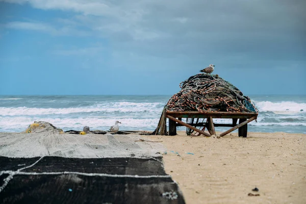 Strand med fiske nät i Espinho nära Porto, Portugal — Stockfoto