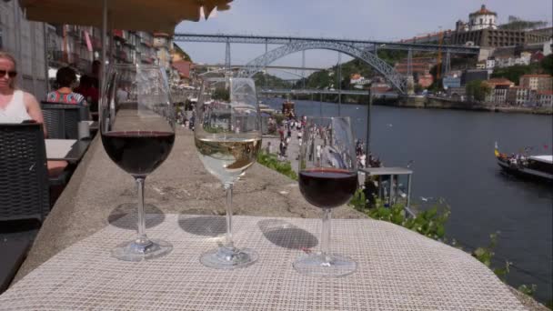 Χρόνος λήξης του κόκκινου, λευκού και του Πόρτο ποτήρια κρασιού με θέα τους τουρίστες στο — Αρχείο Βίντεο