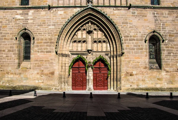 Кахорс - римско-католическая церковь, расположенная в городе Кахорс, Окситания, Франция. Портал — стоковое фото