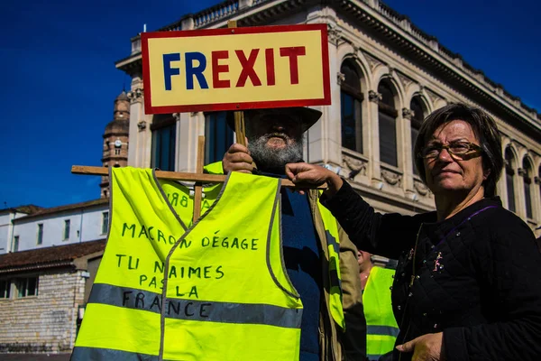 Banner gehouden door Franse gilet jaunes, gele vest beweging, demonstranten roepen voor een Frexit, Franse Exit, op Franse dag van de arbeid — Stockfoto