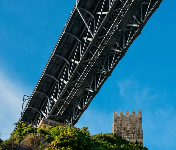 Tour de guet médiévale au château de Muralha Fernandina avec pont Dom Luiz I à Porto, Portugal, Europe — Photo