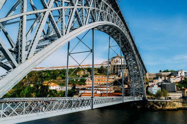 Gyalogosok a Dom Luis I. híd, egy fém Arch híd, amely felöleli a Douro folyó között a városok és a Porto Vila Nova de Gaia, Portugália — Stock Fotó