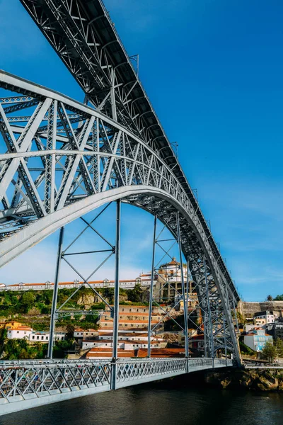 Gyalogosok a Dom Luis I. híd, egy fém Arch híd, amely felöleli a Douro folyó között a városok és a Porto Vila Nova de Gaia, Portugália — Stock Fotó