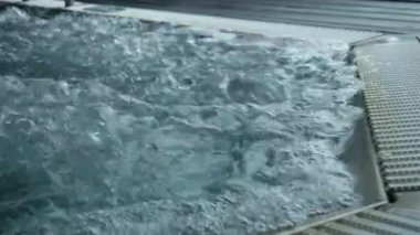 Kaynar suyun dokusunu gösteren jakuzi havuzunda ılık suda büyük kabarcıklar