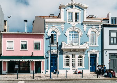 Aveiro, Portekiz - 29 Nisan 2019: Portekiz'in Aveiro şehrinde Art Nouveau mimari tarzında güzel eski cephebinaları görünümü
