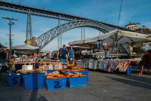 Порту Португалия Апреля 2019 Года Сувениры Продажу Рядом Мостом Дом — стоковое фото