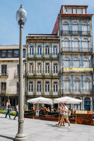 Oporto Portogallo Aprile 2019 Turisti Che Camminano Accanto Stretti Edifici — Foto Stock