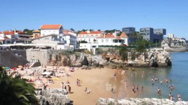Praia da Rainha plajında güneşlenen insanlar, Cascais, Portekiz