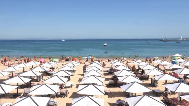 Zatłoczona piaszczysta plaża w Cascais w pobliżu Lizbony, Portugalia — Wideo stockowe