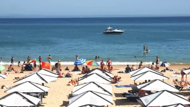 Overvol zandstrand in Cascais in de buurt van Lissabon, Portugal — Stockvideo