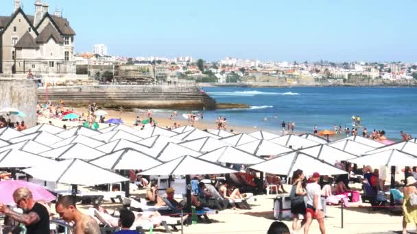 Crowded sandy beach in Cascais near Lisbon, Portugal — Stock Video