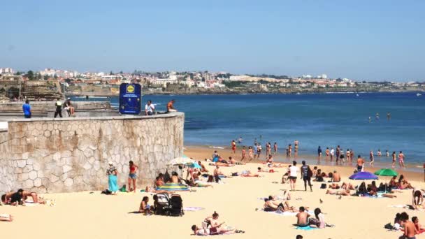 Plage de sable bondée à Cascais près de Lisbonne, Portugal - 4K — Video