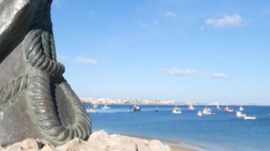 Cascais balıkçılarını güvenli bir şekilde limana, Portekiz'e dönene kadar izlemesi gereken bir denizkızı heykelini tavaya ala.