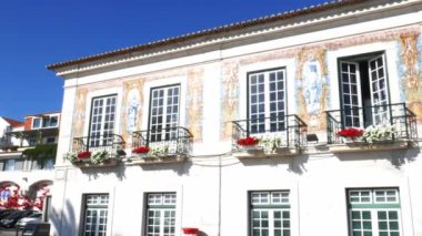 Güneşli bir günde Cascais Belediye Binası'nda dekoratif azulejo fayans Panning