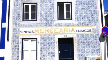 Cascais, Portekiz mavi azulejo fayans kaplı bina cephe kadar Panning
