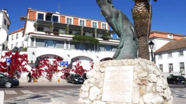カラフルな花の背景を覆った白塗りの建物を持つ人魚の像のパンアップ, カスカイス, ポルトガル — ストック動画