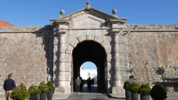 Turistas en la entrada arqueada a la antigua ciudadela de Cascais, Portugal con patio al final — Vídeos de Stock
