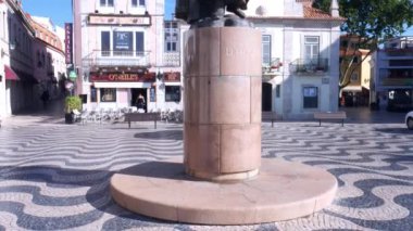 Outubro Meydanı'nda Kral I. Peter Heykeli'nin panning, tarihi Cascais merkezi, Portekiz