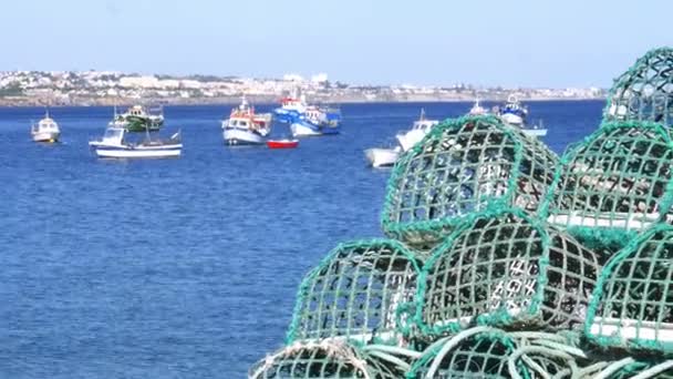 Selektive Fokussierung und Defokussierung von Schalentierfallen und Fischerbooten in der Bucht von Cascais, Portugal — Stockvideo
