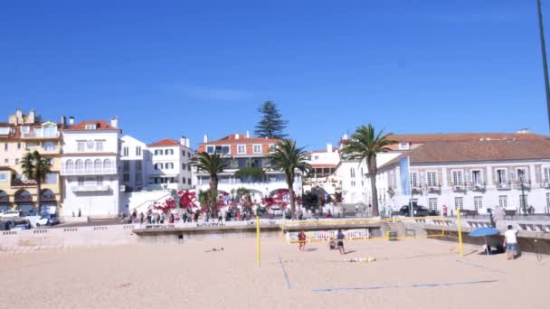 Prosluněné písečné Praia do Ribeiro a čluny v zátoce za slunečného dne — Stock video