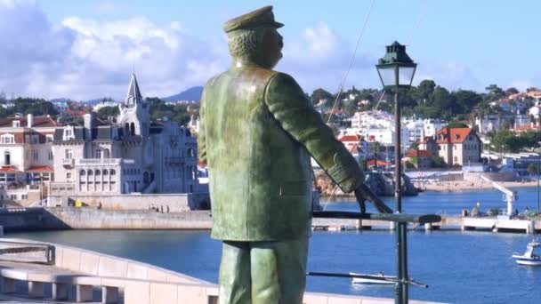 Statue in honor of King Carlos I near Fortress of Our Lady of Light along the harbour promenade in Cascais, Portugal — Stock Video
