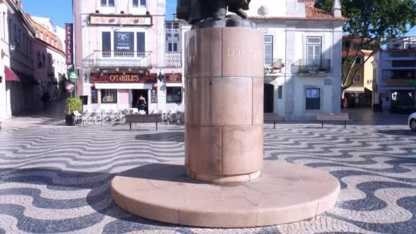 ポルトガルの歴史的なカスカイスの中心地、アウトブロ広場のピーター1世像のパンニング — ストック動画